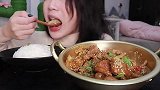 小姐姐吃猪蹄炖鸡爪，香味扑鼻，吃得很开心