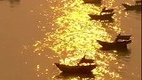 广西三娘湾竟现超美落日余晖，渔船安静停在岸边。