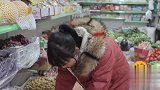 美女超市买橘子，直接把橘子皮都扒了，最后结局太搞笑了