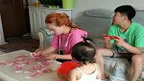 不愧是小棉袄！知道配合爸爸了！