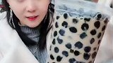 小姐姐演示珍珠奶茶这样喝才过瘾，看她喝的方式，感觉自己被骗了