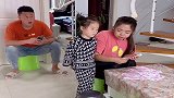妈妈不给爸爸零花钱，女儿无奈想出这招，简直绝了！