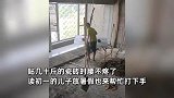 男子工地中暑两次，自制防晒神器和贴砖杠杆：不是创意，是被逼无奈