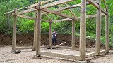 小伙野外手工建造一间土坯屋子，这技术到原始社会，不会被饿死了