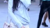 街拍小姐大眼睛双眼皮，一看就是个讲究人