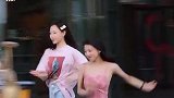面对这么好看的小姐姐，小孩子才做选择题，两个我都要！