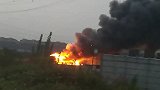 鞭炮运输车高速被追尾起火 现场炮声不断