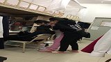 全寝室女孩子围在一起看帅哥，哈哈哈
