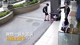 水泥块从天而降 男子路过从后脑勺擦过险被砸_超清