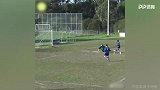 球场独狼！队友喊了半天 结果自己空门中柱啪啪打脸