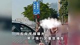 男子强行加塞撞车，情绪激动无视车主警告，猛踹视频车3脚！