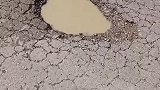 马路上也不知道是谁在这里挖了一个洞
