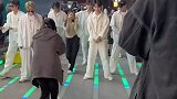 女生热爱跳舞，带领一群人一起跳舞