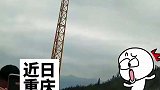 游客在景区玩超大荡秋千，引众多游客围观拍照