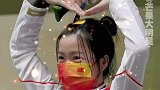 央视总台记者王梦、何欣蕾在看台上想把内心热烈的情感传达给杨倩 没想到得到了可爱的回应！