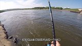 男子去钓鱼突然感觉不对劲 下一秒意外发生 无人机拍下全过程