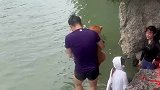 这一幕把人看呆，狗子下水玩结果干起来了