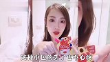 马蓉穿吊带小睡衣直播，妆容精致烈焰红唇，教人涂口红成美妆达人