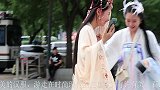 街拍：从古代穿越来两个小仙女，身着汉服谈笑风生美极了