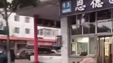 近日，黑龙江哈尔滨，有网友爆料，两位大爷开着电动轮椅在大街上飙车。交警：电动轮椅可以走人行道，但开太快肯定不行