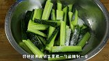 脆掉大门牙的黄瓜，原来是这么做的，倒入料汁那一刻，一盘不够吃