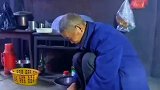 小伙返乡记录爷爷日常生活，爷爷炒菜就放盐酱油很好吃