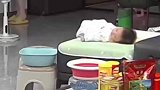 就想给你冲个奶，没想到你突然会翻身了
