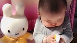 小情人拿着手机乐呵呵，是要给小白兔打电话吗超萌超可爱！