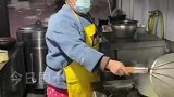 厨师确诊后老板娘亲自下厨，顾客嫌上菜太慢自己动手