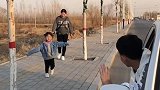妹妹送了哥哥那么远，还是舍不得哥哥，半生父母恩一世兄妹情