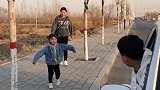 妹妹送了哥哥那么远，还是舍不得哥哥，半生父母恩一世兄妹情