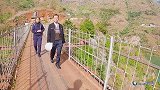 村民出行唯一的路，横跨在100多米高的江面上，壮观