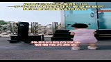 一岁小萌娃，给武警哨兵送糖果，这一幕超甜！
