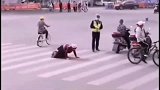 藏族阿妈磕长头过马路，交警小哥哥严格保护!