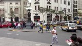 街头出现小丑，拉着行人跟随走路，并模仿路人姿态！