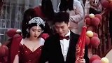 新娘一袭红色婚纱，温婉动人，美丽大方