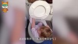 爸爸半夜听见厕所传出求救声，爸爸好奇开门一看，瞬间快笑岔气了