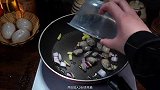 花蛤怎么炒最好吃，今天分享一道花蛤炒青椒的做法