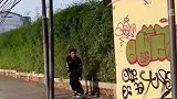 男生玩滑板失误,掉进排水渠内