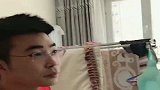 一进屋就看到这一幕，儿子能不能看懂，咱也不敢说，咱也不敢问！