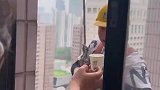 女子看到工人师傅高空修补外墙