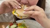 来康康减肥必备美食：沙拉煎鸡蛋鸡胸肉全麦贝果，低糖少油超健康