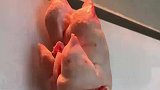 女子买猪脚，摆给孩子看感觉不对劲