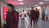 中国U22小伙子抵达球场 郝伟神情严肃球员众志成城