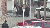 农村习俗，大街上见了长辈要行跪拜礼，这么一大群属实有点吓人！