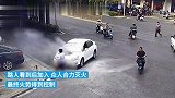 汽车行驶途中自燃，路过外卖小哥化身“消防员”扑救