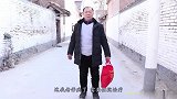 父亲借钱给母亲治病，儿子只给了100元，父亲打开后却有张卡