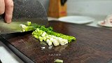 平菇炒肉怎么做好吃，大厨教你家常做法，鲜香味美，下酒又下饭