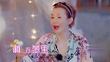 毕雯珺和黄新淳两人演唱甜蜜蜜，众人跟着唱，画面温馨