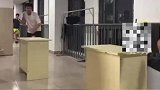 男生宿舍走廊拼桌隔1米对打乒乓球，随便找的两张桌子